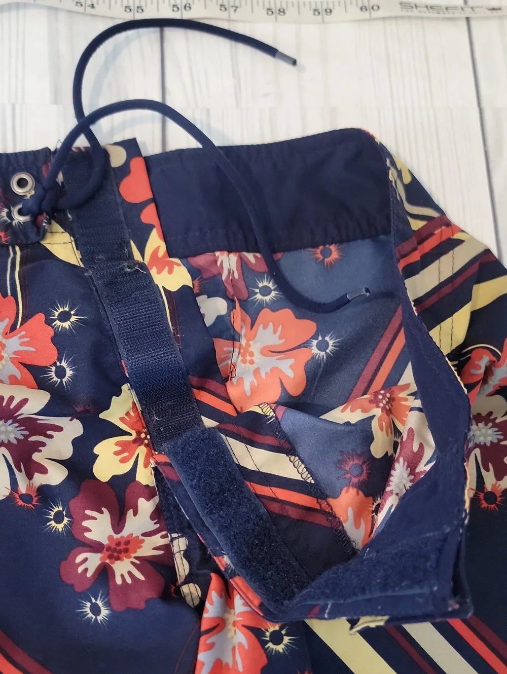 No Boundaries Navy Floral Swim Shorts Red & Yellow Accents Mens Size Waist 34